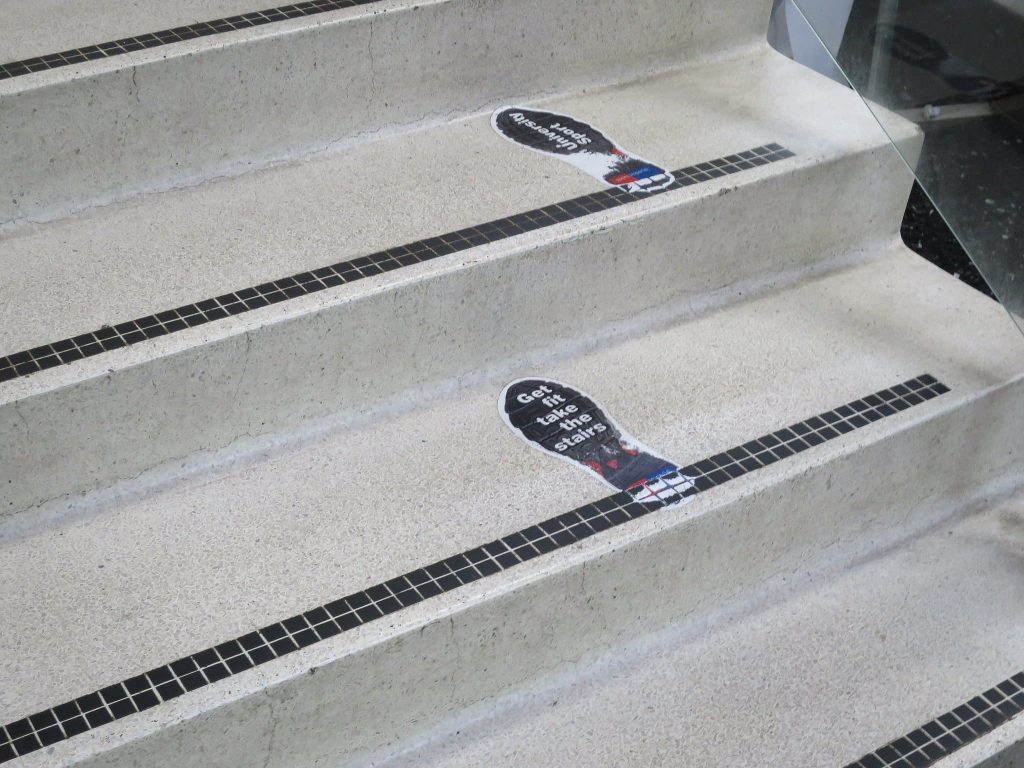 Foto nudging voetstappen op trap